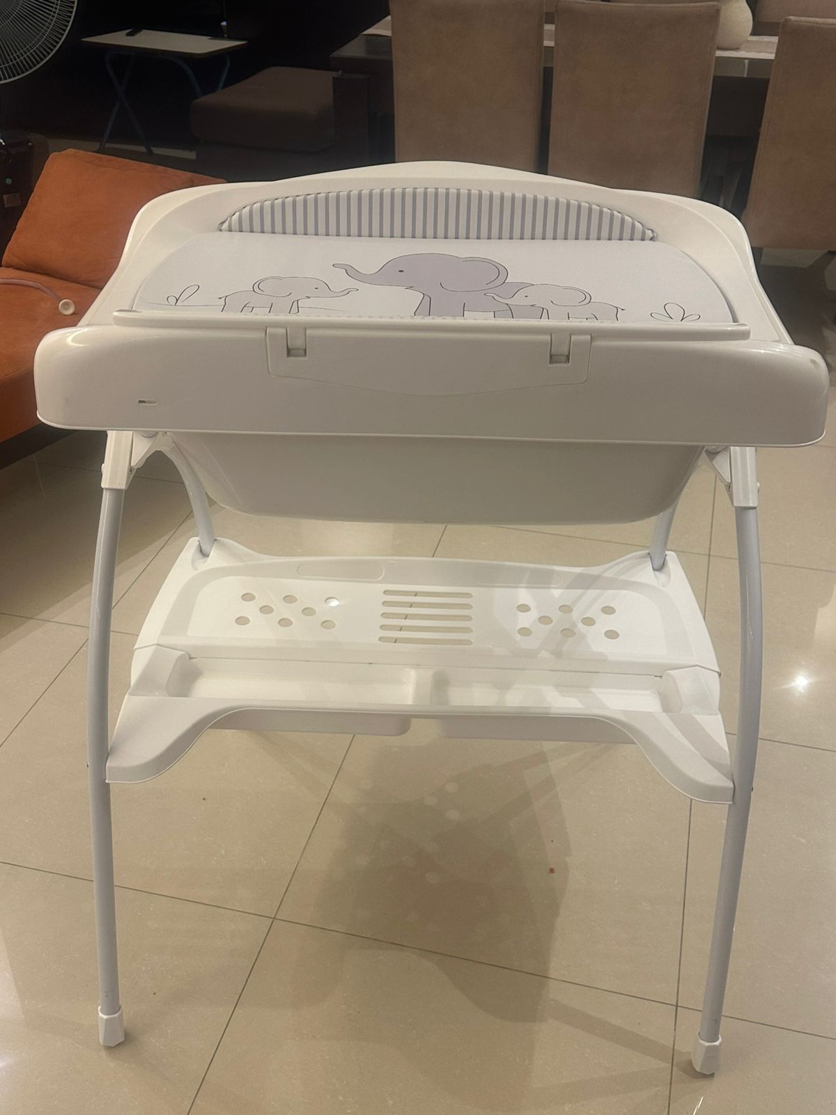Bathtub with Changer