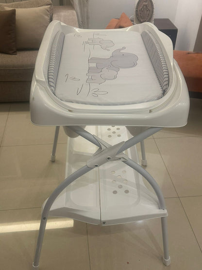 Bathtub with Changer