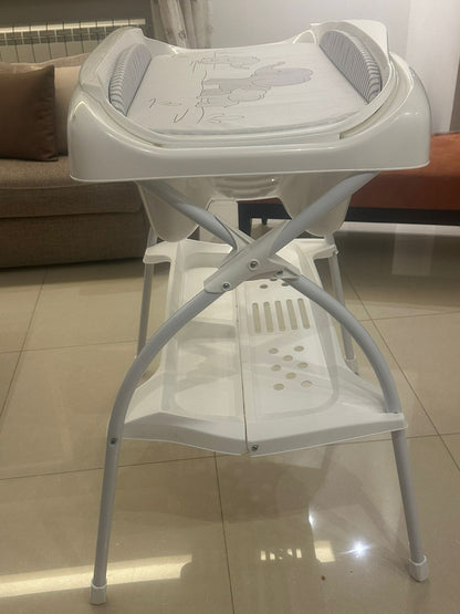 Bathtub with Changer