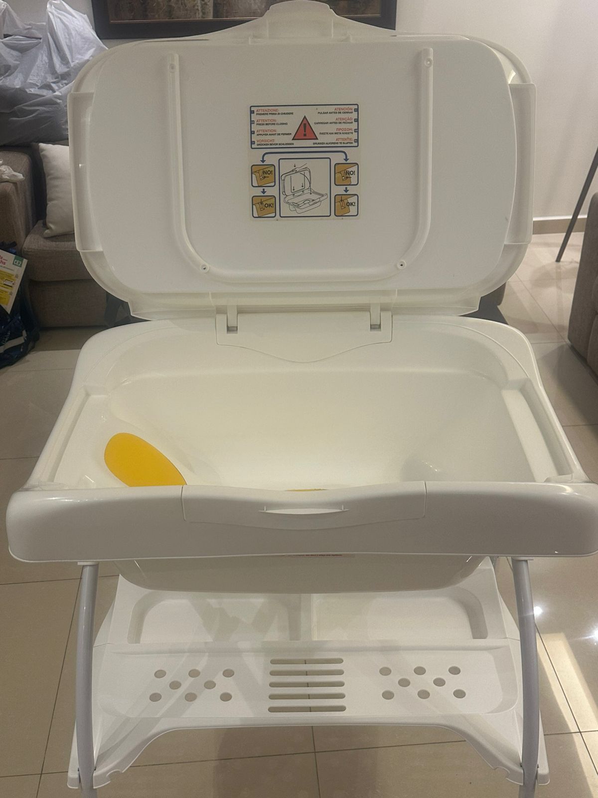 Bathtub with Changer