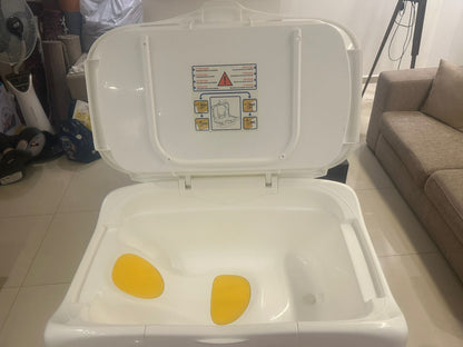 Bathtub with Changer